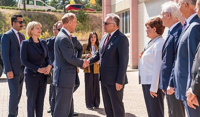 Edinburgh Dükü Prens Edward, Hacettepe Üniversitesi’nde Zelzeleden Etkilenen Öğrencilerle Bir Ortaya Geldi ve Türkiye’nin Birinci ‘Geri Dönüştürülebilir Konut Sistemi’ Projesinin Çalışmaları Hakkında Bilgi Aldı