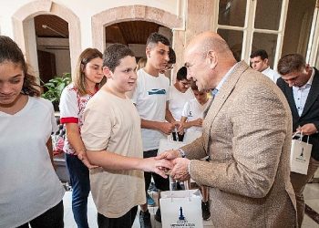 Görme engelli ulusal ekip atletleri Lider Soyer’i ziyaret etti