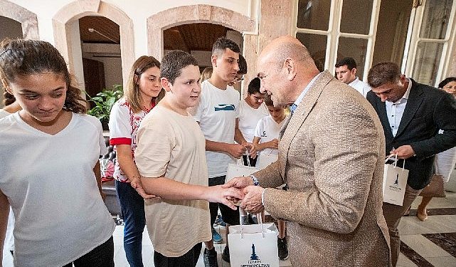 Görme engelli ulusal grup atletleri Lider Soyer’i ziyaret etti