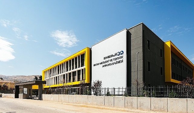 Güler Sabancı, Hatay’da Birinci Ders Zilinde de Öğrencilerin Yanındaydı