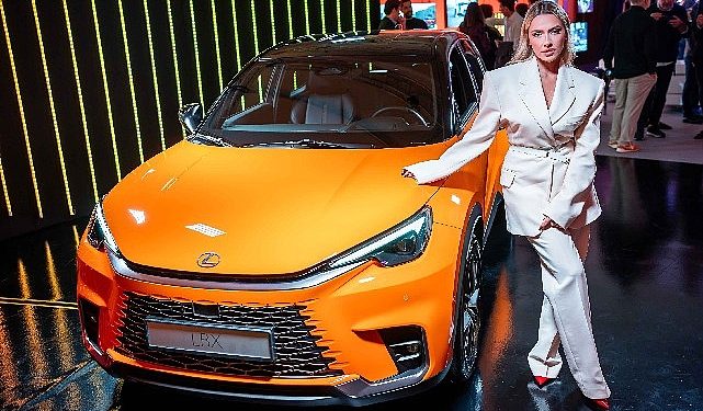 Hadise Londra’da Lexus’un Sanatsal Otoparkında LBX Cool ile Tanıştı