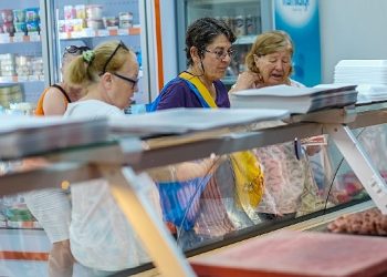 Halk Market ve Halk Giysi Seferihisarlıların yüzünü güldürüyor