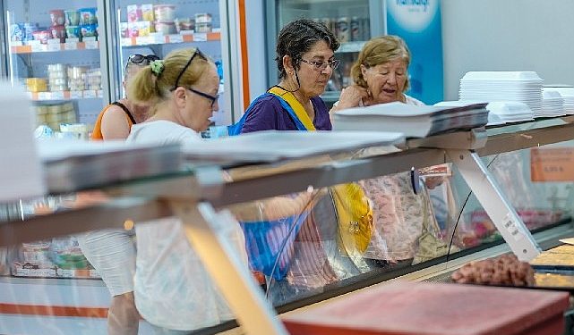 Halk Market ve Halk Giysi Seferihisarlıların yüzünü güldürüyor