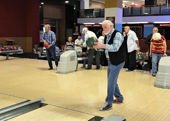 Huzurevi sakinleri bowling ile eğlendi