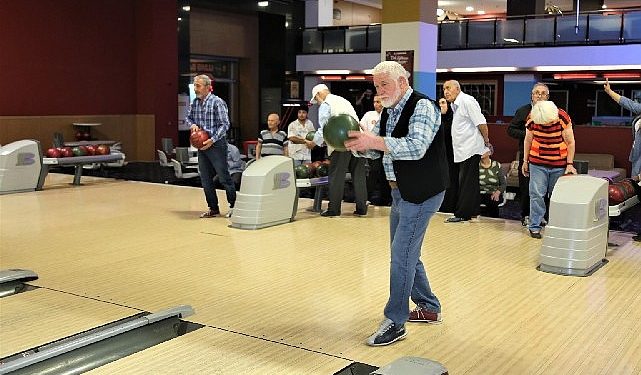 Huzurevi sakinleri bowling ile eğlendi