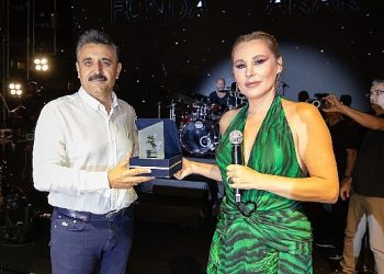 İlber Ortaylı ve Funda Arar Dikili’yi Salladı