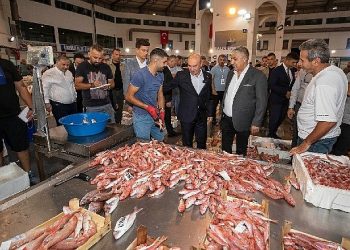 İzmirli balıkçılar dönemi açtı, siftahı Lider Soyer yaptı