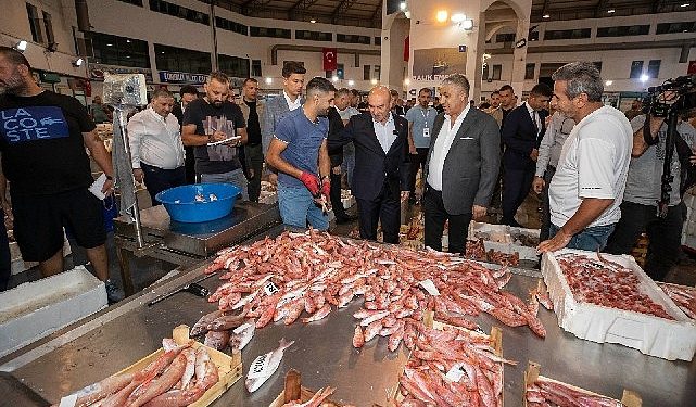 İzmirli balıkçılar dönemi açtı, siftahı Lider Soyer yaptı