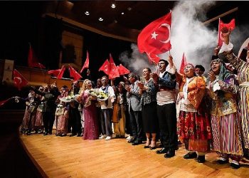 İzmirli muhtarlar Cumhuriyet’in 100’üncü yılı için yine sahneye çıktı