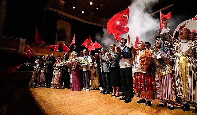 İzmirli muhtarlar Cumhuriyet’in 100’üncü yılı için yine sahneye çıktı