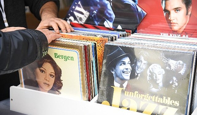 Kadıköy’de Plaklar Barış Manço Anısına Dönecek