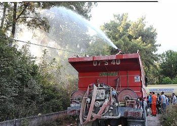Kemer’de çıkan orman yangını korkuttu