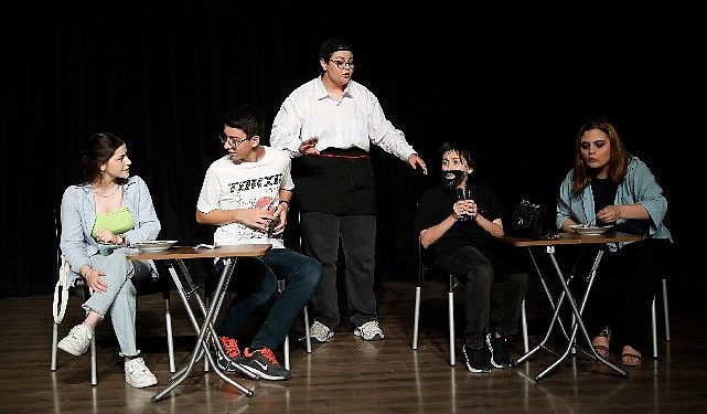 Kent Tiyatrosu Gençlik Kulübü Oyuncuları izleyicilerden tam not aldı