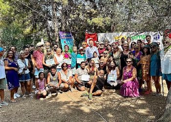 Lider Atabay, sanatkarlara sertifikalarını takdim etti