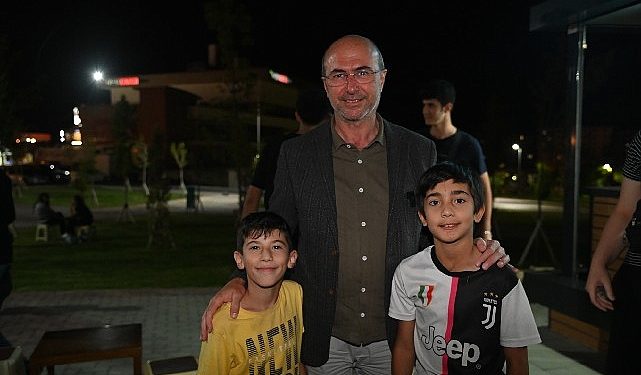 Lider Pekyatırmacı Bosna Hersek Mahalle sakinleriyle bir ortaya geldi