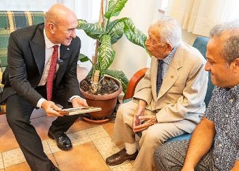 Lider Soyer asırlık çınar İsmail İnceboy’u ziyaret etti