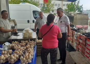 Lider Topaloğlu’ndan pazar esnafı ziyareti