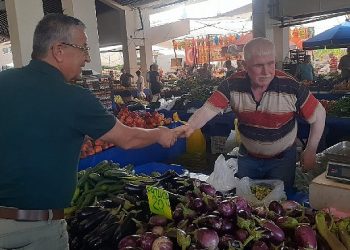 Lider Topaloğlu’ndan pazar esnafını ziyaret