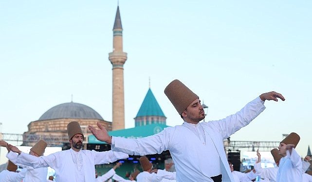 Mevlana’nın Huzurunda 250 Semazen Birebir Anda Sema İcra Etti