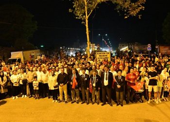 Mustafakemalpaşa’da sokaklar fener alayı ile aydınlandı.