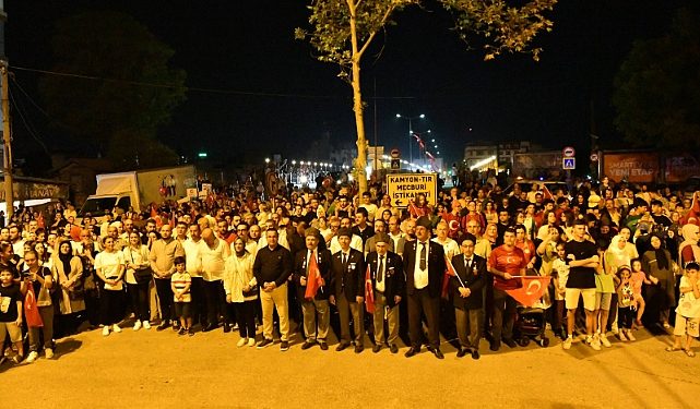 Mustafakemalpaşa’da sokaklar fener alayı ile aydınlandı.