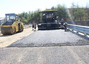 Naras köprüsüne sıcak asfalt