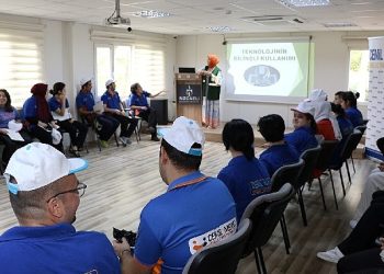 Özel öğrencilere teknolojinin ziyanları bahisli eğitim