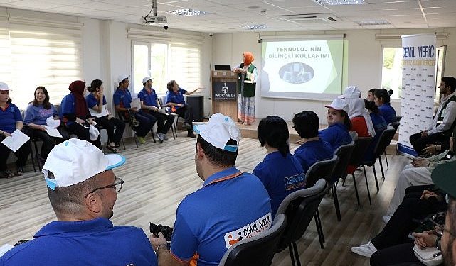 Özel öğrencilere teknolojinin ziyanları bahisli eğitim