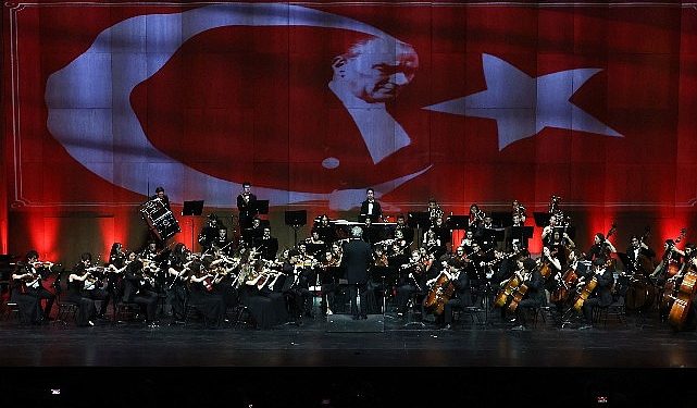 Sabancı Topluluğu, Cumhuriyet’in 100’üncü yılını Şef Cem Mansur idaresinde Türkiye Gençlik Filarmoni Orkestrası ile kutladı
