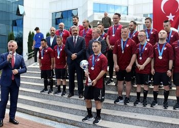 Şampiyonluk kupasını Lider Büyükakın’a getirdiler