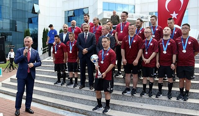 Şampiyonluk kupasını Lider Büyükakın’a getirdiler