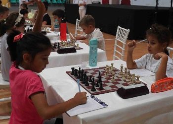 Satranç turnuvasında minikler, yeteneklerini sergiledi