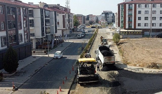 Takımlar Yol ve Kaldırım Çalışmalarını Sürdürüyor