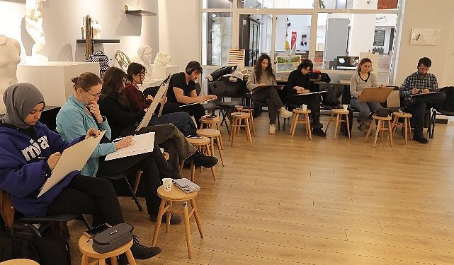 Turan Erol Sanat Atölyesi Gençleri İmtihana Hazırlıyor