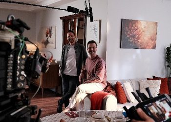 Ünlü Oyuncu Aras Bulut İynemli, Ağabeyi Orçun İynemli ile Reklam Sinemasında Bir Ortaya Geldi