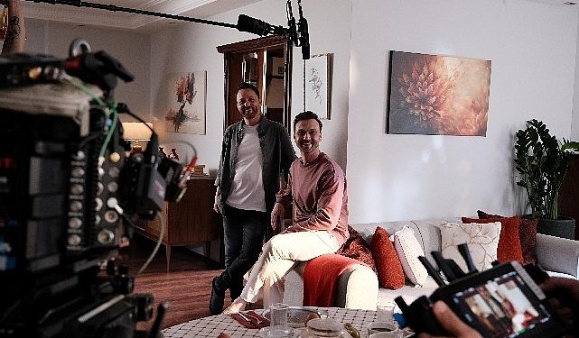 Ünlü Oyuncu Aras Bulut İynemli, Ağabeyi Orçun İynemli ile Reklam Sinemasında Bir Ortaya Geldi