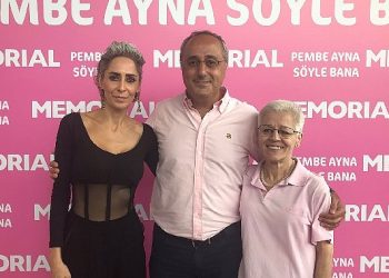 Ünlüler ve Kanser Kahramanları Göğüs Farkındalığı için “Pembe Ayna Söyle Bana” Dedi