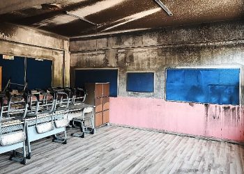 Yangında hasar gören sınıfta paklık çalışması