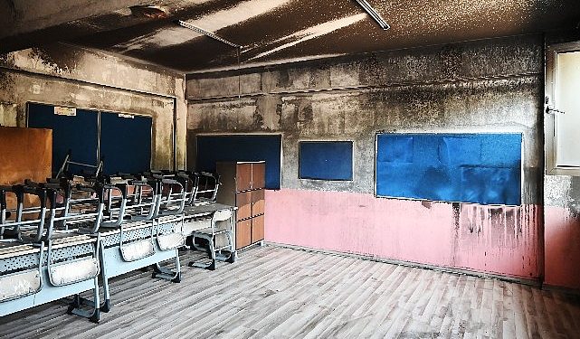 Yangında hasar gören sınıfta paklık çalışması