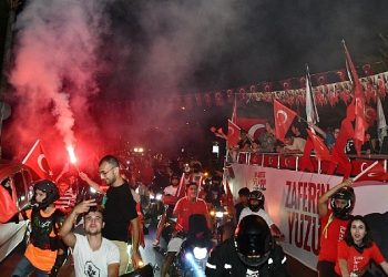 Yenişehir Belediyesi zaferin coşkusunu sokaklara taşıdı