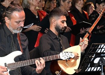 100 kişilik Türk Halk Müziği Cumhuriyet Korosu Kemer’de konser verdi