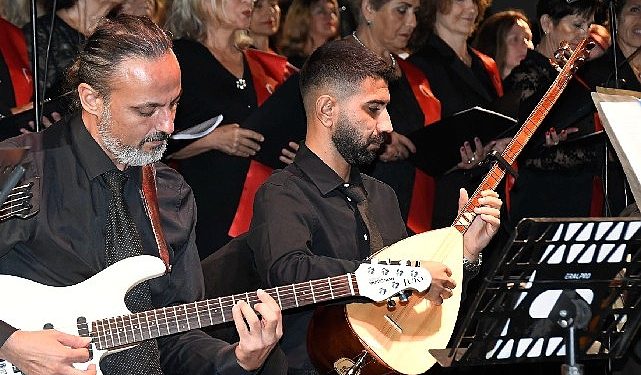 100 kişilik Türk Halk Müziği Cumhuriyet Korosu Kemer’de konser verdi