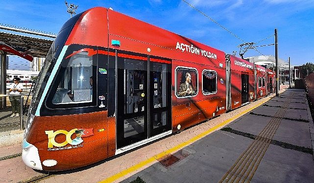 100’üncü yıla özel tramvaylar İzmir sokaklarında