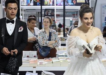 13. Kocaeli Kitap Fuarı’nda Gelin Damat Sürprizi