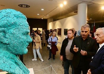 50 duayen sanatkardan cumhuriyetin 100.yılına armağan 100 eser