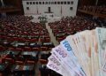 Emekliye 5 bin TL ikramiye maddesi meclisten geçti