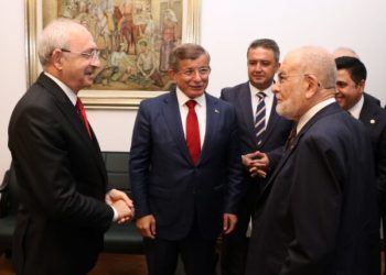 Yeni yasama yılında birçok parti başkanı milletvekili olmadığı için törende partilerinin yanında yer alamadı