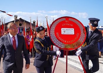 Ayvalıklılar cumhuriyetin 100.yıl dönümü için coşkuyla yürüdü