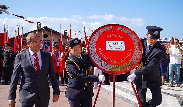 Ayvalıklılar cumhuriyetin 100.yıl dönümü için coşkuyla yürüdü