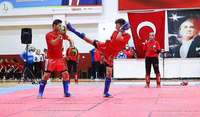 Bayraklı’da Cumhuriyet coşkusu sporla başladı!